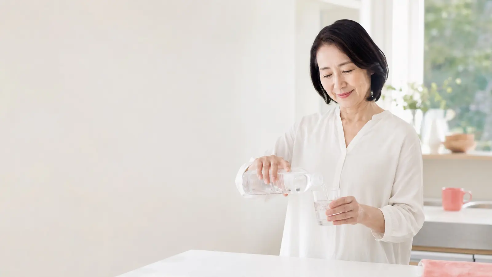 やかんを自然に注ぐ女性