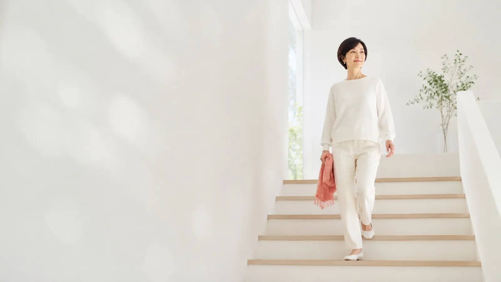 階段を軽やかに上り下りする女性