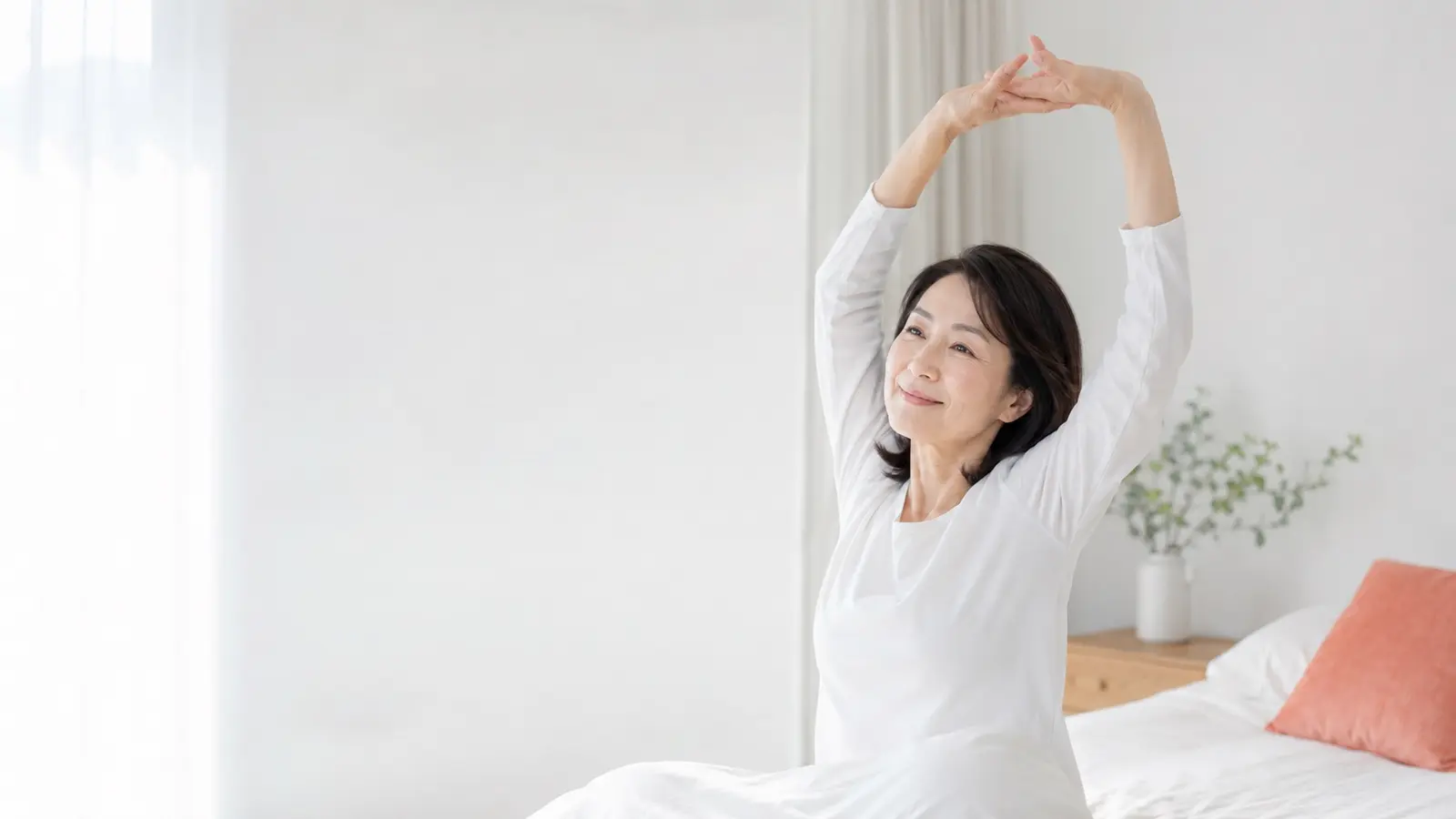 自然に振り返る・見上げる女性
