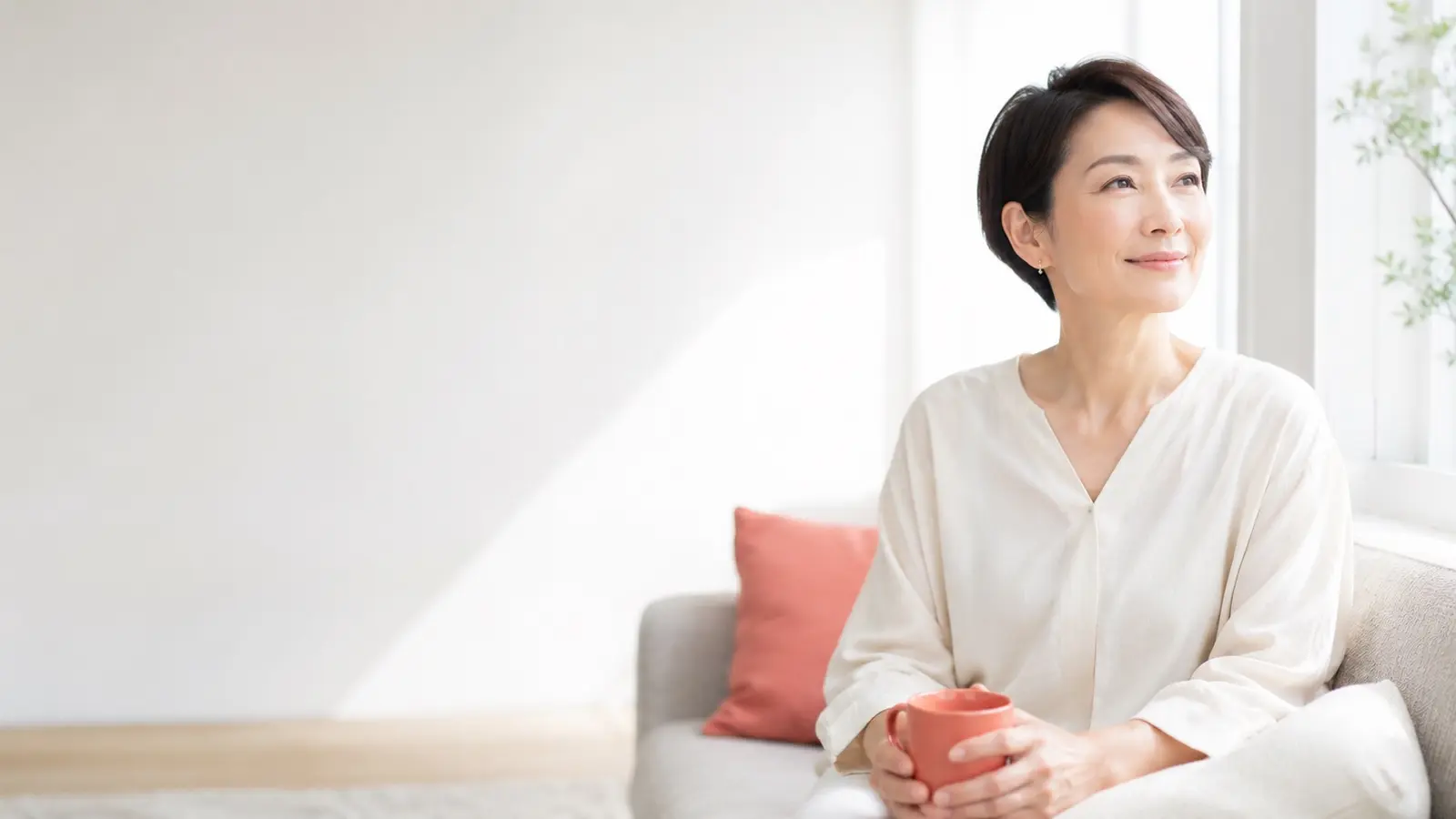 頭がすっきりした表情で過ごす女性