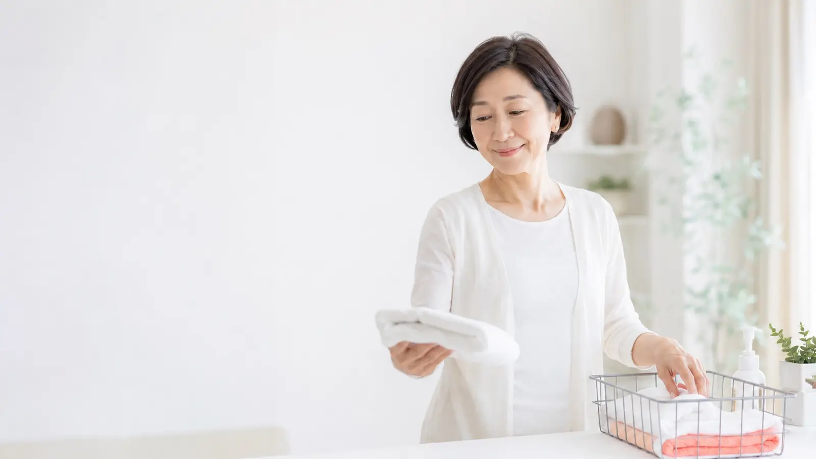 両手で物を持つ・家事をする女性