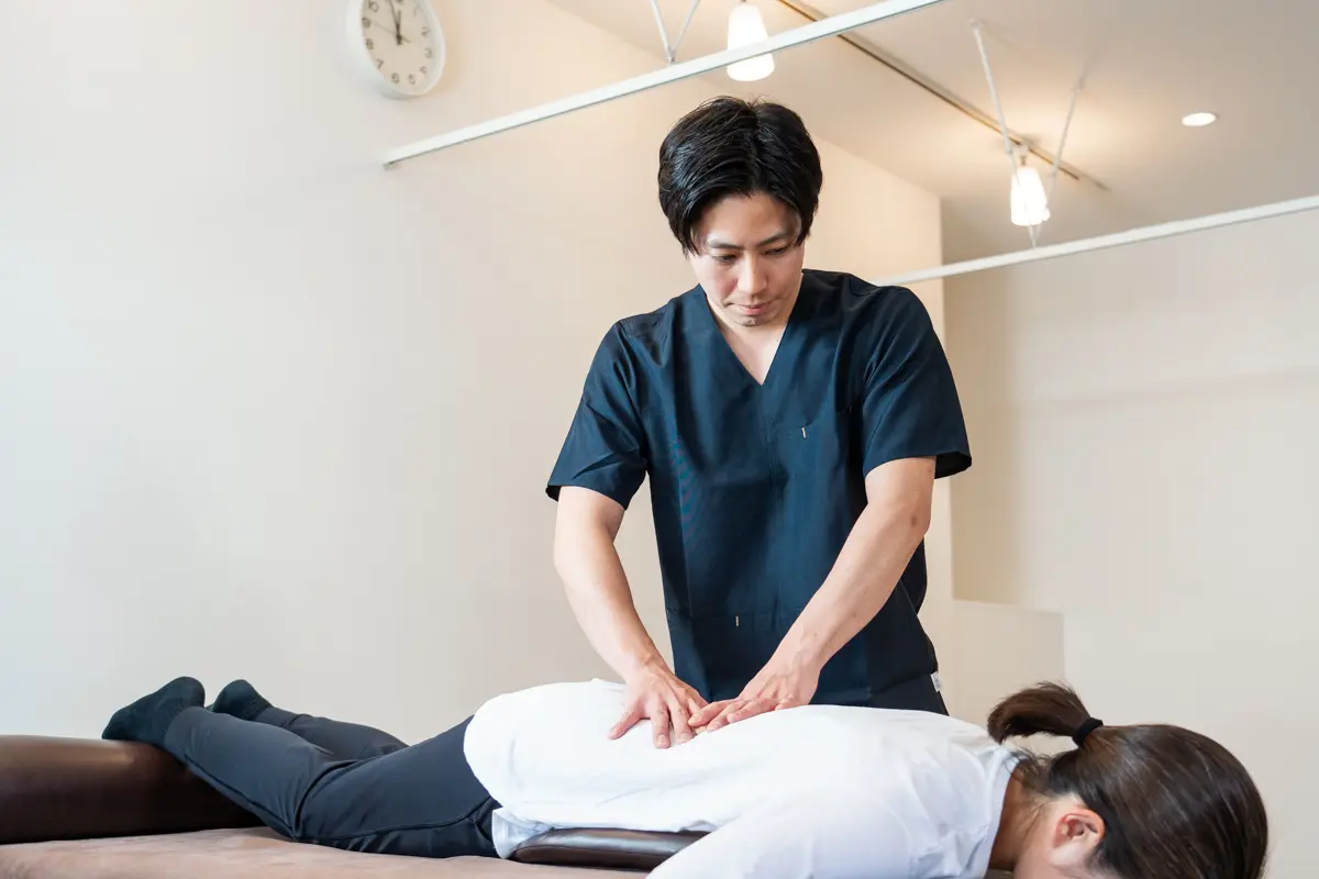 施術者が腰を施術している様子
