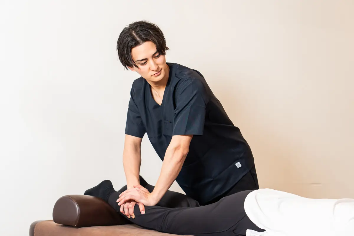 施術者がふくらはぎ・下腿を施術している様子