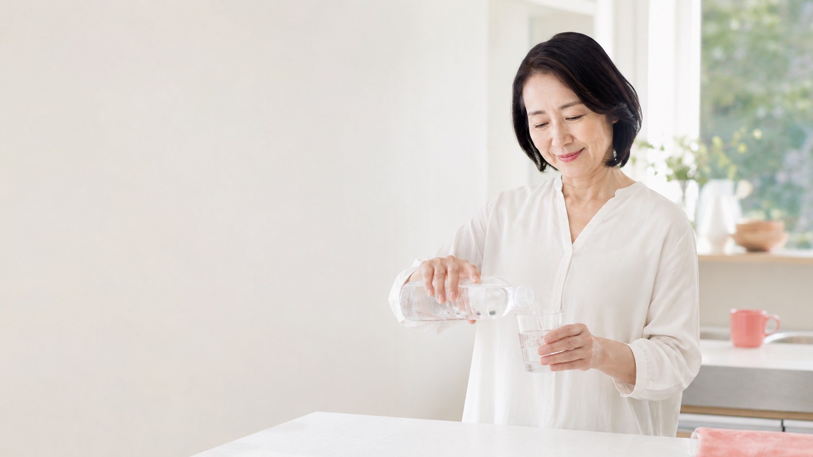 やかんを自然に注ぐ女性