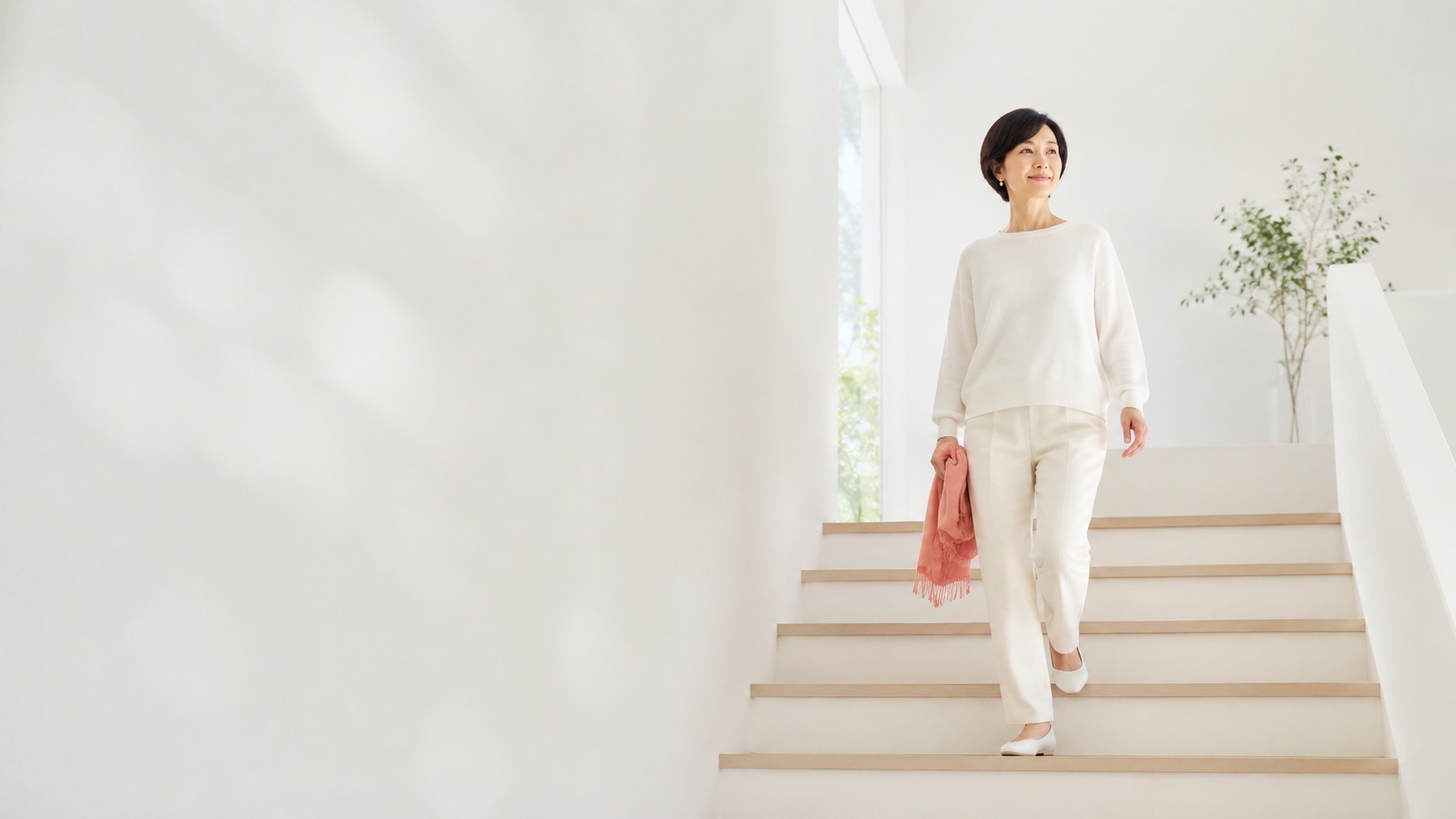 階段を軽やかに上り下りする女性
