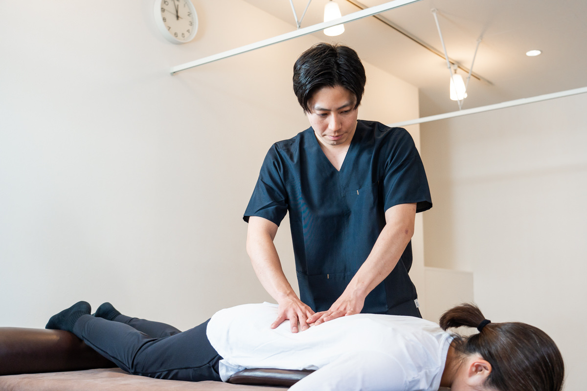 施術者が腰を施術している様子