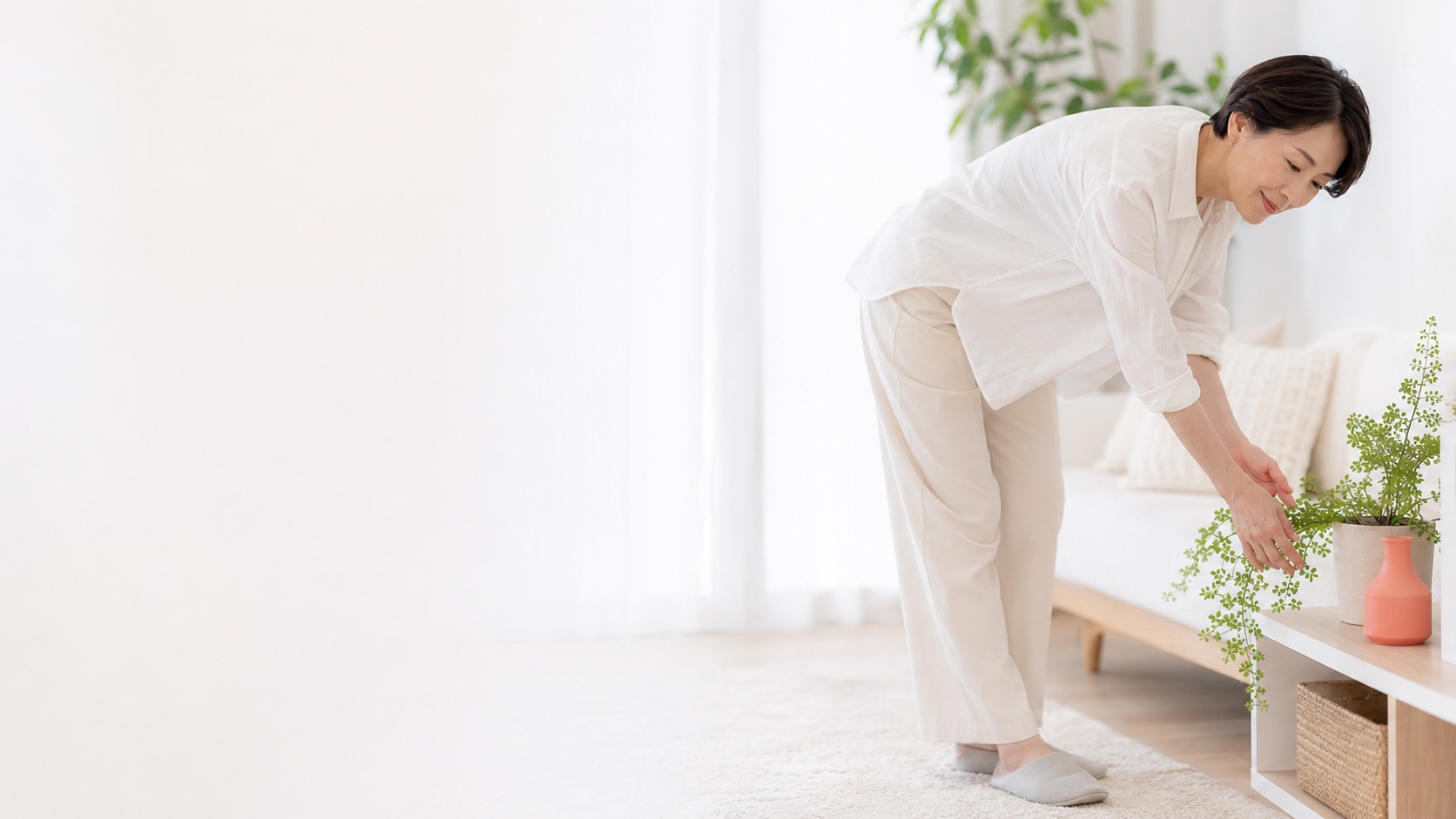 腰を気にせず観葉植物の世話をする女性